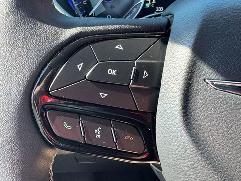 Used 2025 Chrysler Pacifica Limited image 19