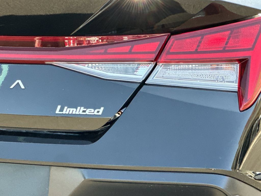 Used 2025 Hyundai Elantra Limited FWD image 25