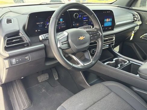 Used 2025 Chevrolet Traverse LT FWD image 15