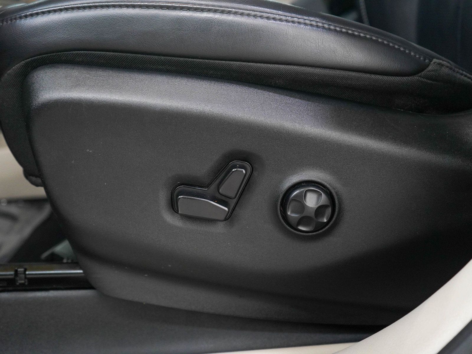 Used 2023 Chrysler Pacifica Touring-L FWD image 29