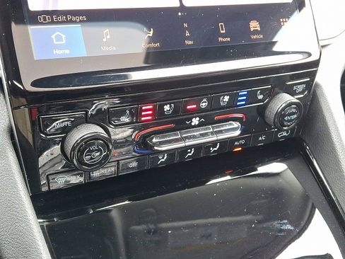 Certified 2022 Jeep Grand Cherokee Limited w/ Luxury Tech Group II image 16