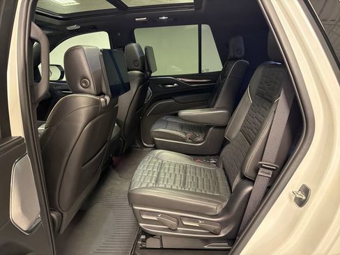 Used 2022 Cadillac Escalade Sport Platinum w/ Heavy-Duty Trailer Package AWD/4WD image 31
