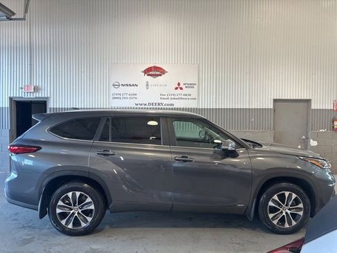Used 2023 Toyota Highlander XLE image 4