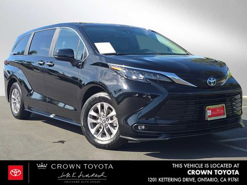 Used 2025 Toyota Sienna XLE image 1