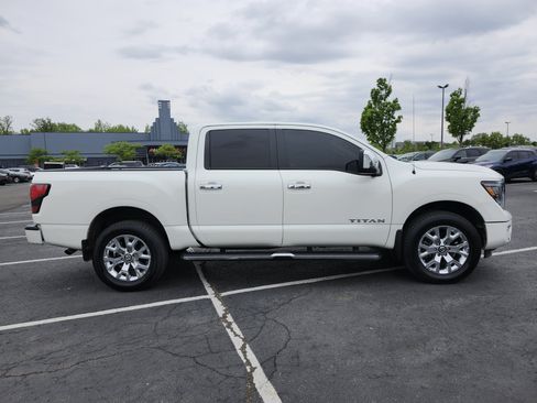Used 2021 Nissan Titan SL w/ Moonroof Package AWD/4WD image 23
