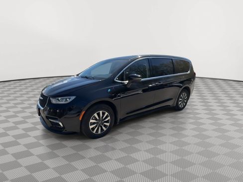 Used 2024 Chrysler Pacifica Limited FWD image 4