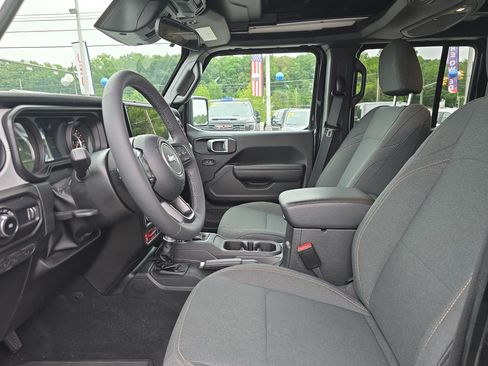 Used 2025 Jeep Wrangler Willys AWD/4WD image 10