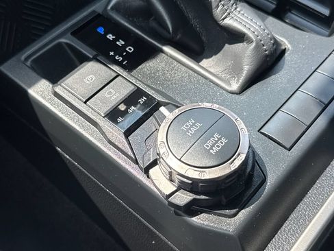 Used 2025 Toyota 4Runner SR5 AWD/4WD image 27