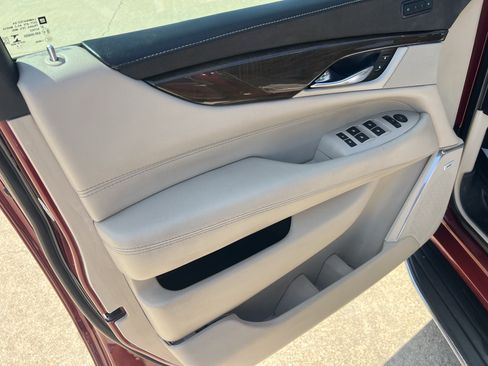 Used 2019 Cadillac Escalade ESV Luxury AWD/4WD image 15