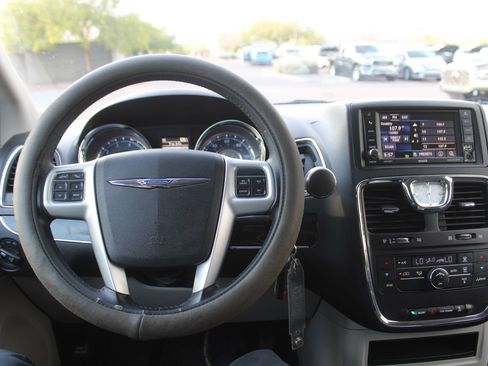 Used 2014 Chrysler Town & Country Touring FWD image 31