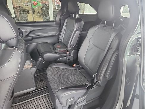 Used 2025 Toyota Sienna Platinum image 11