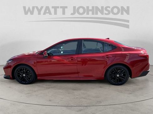 Used 2025 Toyota Camry SE image 2