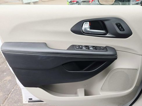 Used 2024 Chrysler Pacifica Touring-L image 36