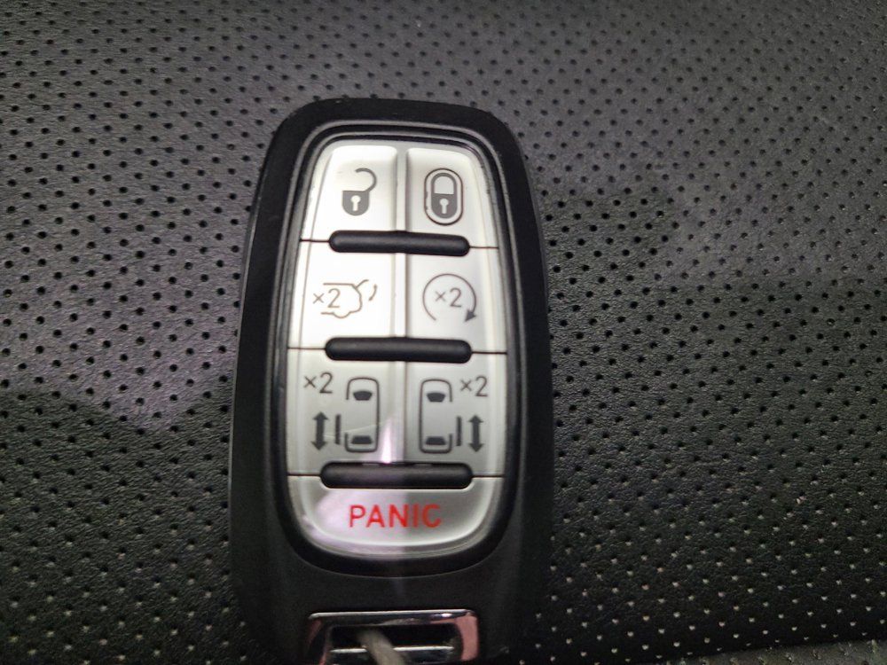Used 2023 Chrysler Pacifica Limited FWD image 32
