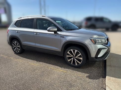 Used 2022 Volkswagen Taos SE AWD/4WD image 2