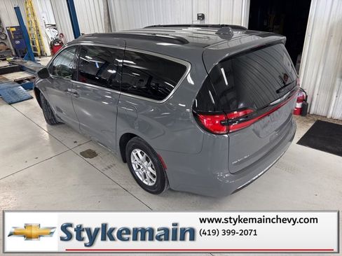 Used 2022 Chrysler Pacifica Touring-L image 8