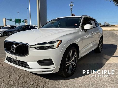 Used 2021 Volvo XC60 T5 Momentum w/ Premium Package image 4