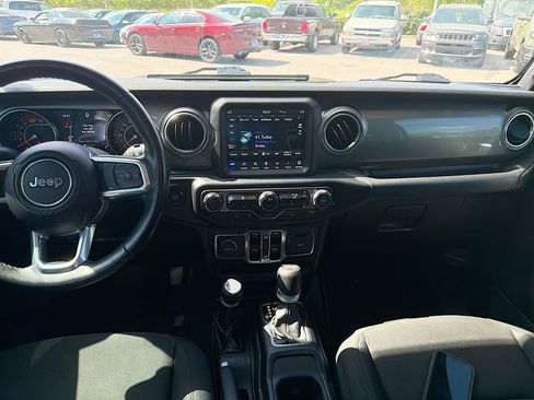 Used 2022 Jeep Wrangler Unlimited Sahara w/ Cold Weather Group AWD/4WD image 18