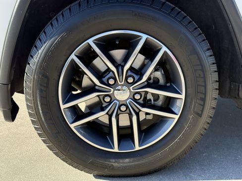 Used 2017 Jeep Grand Cherokee Limited image 12