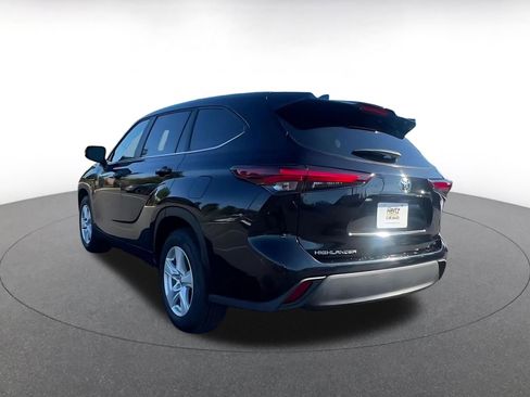 Used 2025 Toyota Highlander LE image 11