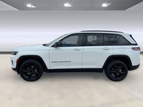 Certified 2022 Jeep Grand Cherokee Altitude image 2