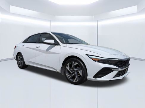 Certified 2025 Hyundai Elantra SEL FWD image 1