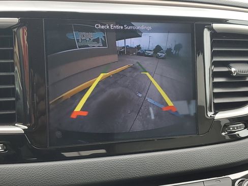 Used 2018 Chrysler Pacifica Touring-L FWD image 24