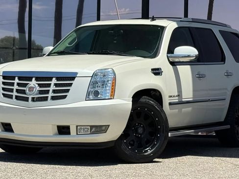 Used 2014 Cadillac Escalade Luxury AWD/4WD image 2