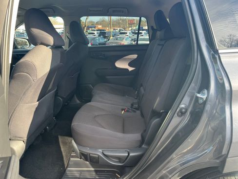 Used 2025 Toyota Highlander LE image 22