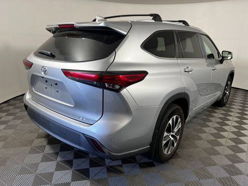 Used 2023 Toyota Highlander XLE AWD/4WD image 5