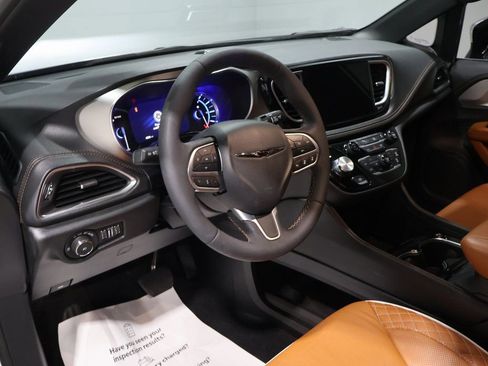 Certified 2025 Chrysler Pacifica Pinnacle image 18