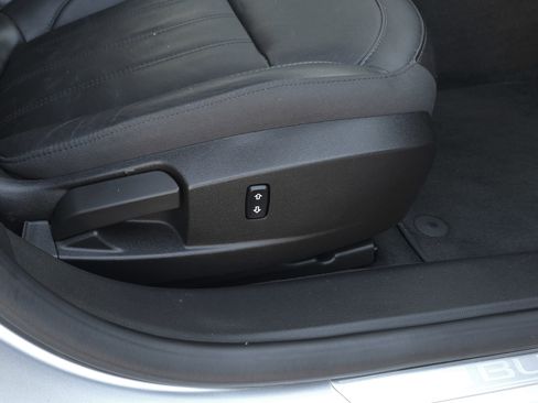 Used 2017 Buick Regal Sport Touring image 37