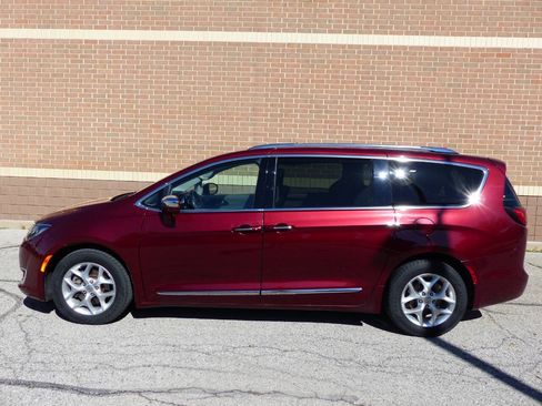 Used 2020 Chrysler Pacifica Limited FWD image 5
