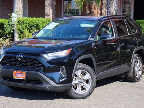 Used 2022 Toyota RAV4 XLE image 4