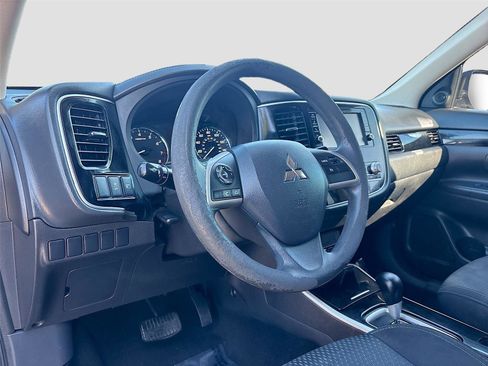 Used 2020 Mitsubishi Outlander ES image 10
