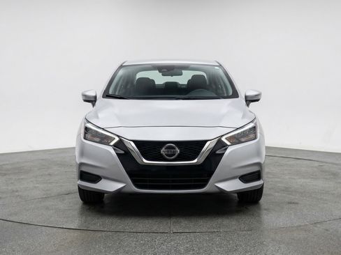 Used 2025 Nissan Versa SV image 2