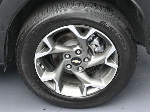Used 2025 Chevrolet Trax LT w/ LT Convenience Package FWD image 8