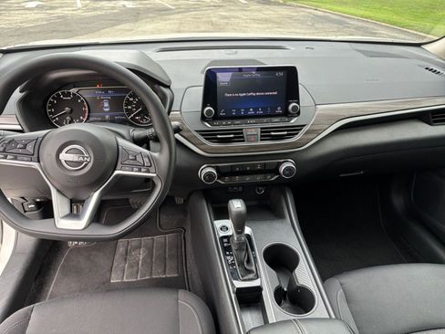 Used 2025 Nissan Altima 2.5 SV FWD image 28