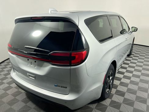 Used 2022 Chrysler Pacifica Limited w/ Uconnect Theater Family Group FWD image 3