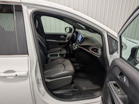 Used 2025 Chrysler Pacifica Select image 28