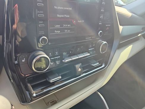 Used 2022 Toyota Highlander XLE AWD/4WD image 9