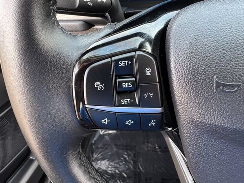 Used 2025 Ford Escape Platinum w/ Premium Technology Package FWD image 21