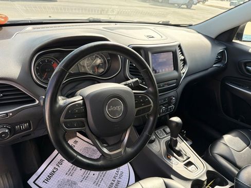 Used 2020 Jeep Cherokee Latitude Plus w/ Cold Weather Group AWD/4WD image 10