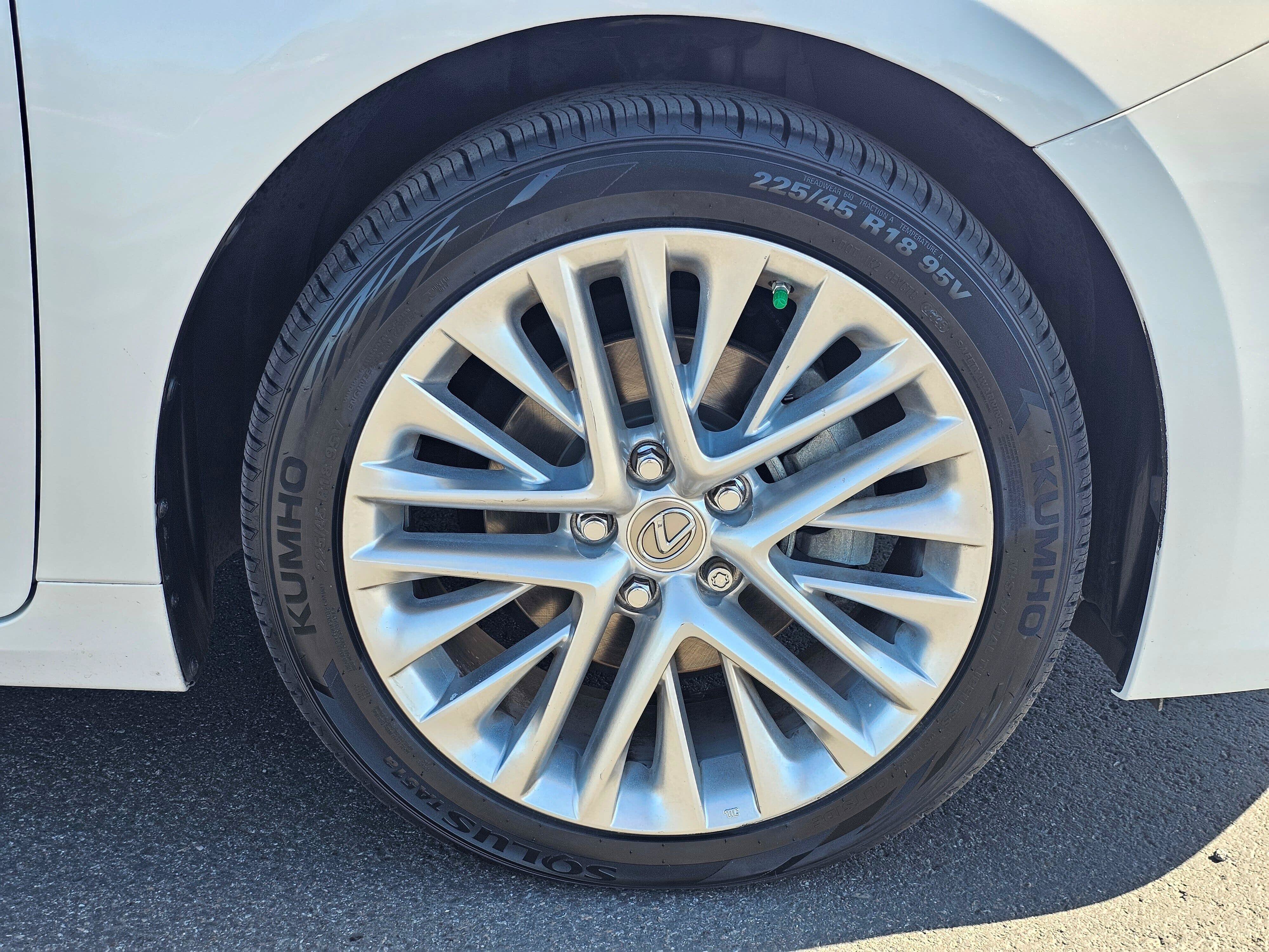 Used 2015 Lexus ES 350 w/ Luxury Package FWD image 9