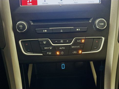 Used 2018 Ford Fusion SE w/ Fusion SE Technology Package FWD image 22