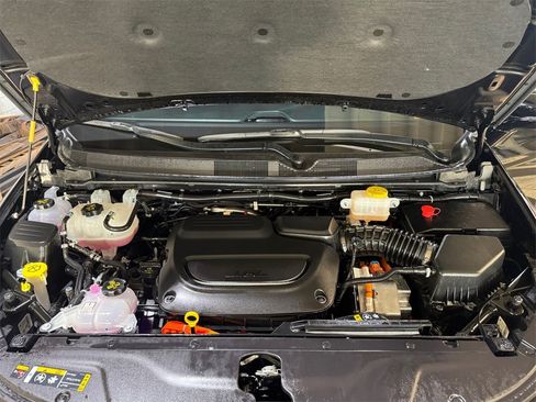 Used 2025 Chrysler Pacifica Select w/ Uconnect Theater Family Group image 27