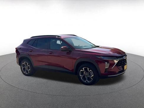 Used 2025 Chevrolet Trax LT FWD image 2