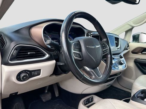 Used 2017 Chrysler Pacifica Touring-L Plus w/ Advanced Safetytec Group FWD image 10