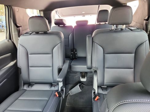 Used 2025 Chevrolet Traverse LT image 34