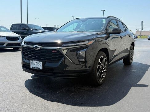 Used 2025 Chevrolet Trax RS w/ Sunroof Package FWD image 11